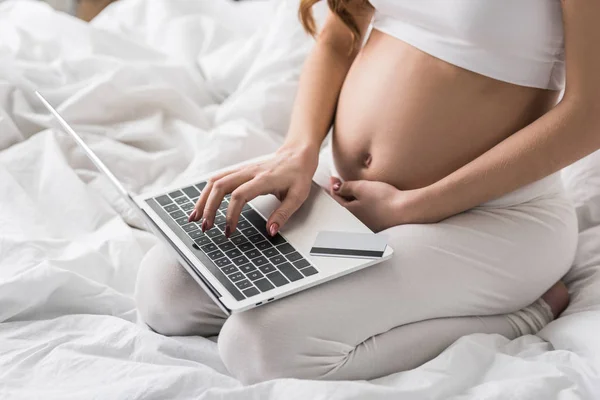 Vista Parcial Mulher Grávida Sentada Cama Com Laptop Cartão Crédito — Fotografia de Stock