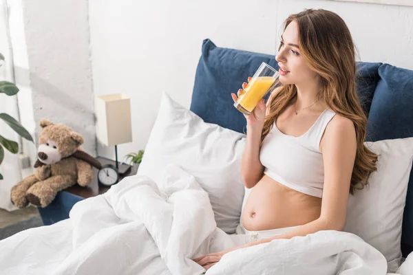 Relaxado Grávida Bebendo Suco Cama — Fotografia de Stock