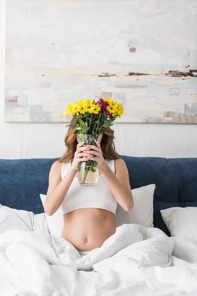 Femme Enceinte Assise Dans Son Lit Tenant Vase Avec Des — Photo