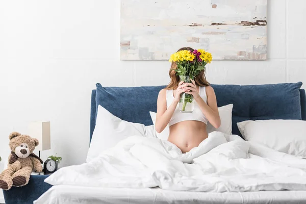 Pregnant Woman Lying Bed Holding Vase Fresh Flowers — Stock Photo, Image