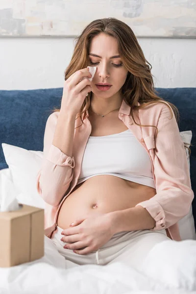 Triste Donna Incinta Seduta Letto Pulire Viso Con Tovagliolo — Foto Stock