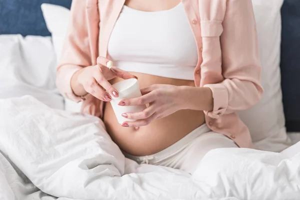 Ofullständig Bild Gravid Kvinna Öppning Behållare Med Grädde — Stockfoto