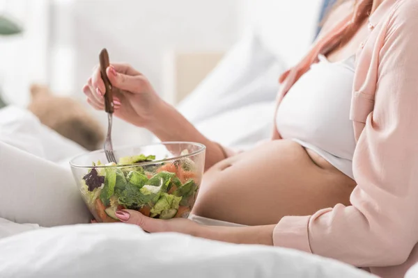 Vista Parcial Mulher Grávida Comendo Salada Cama — Fotografia de Stock