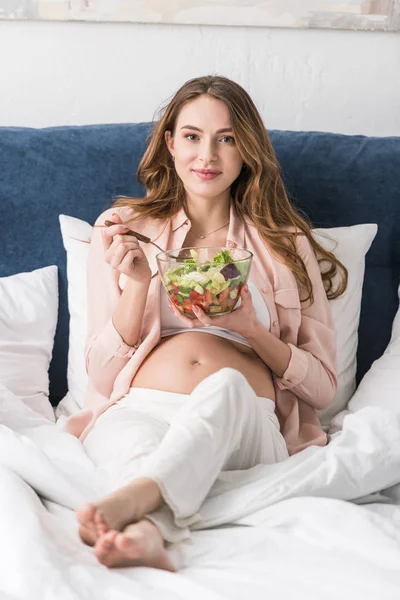 Mujer Embarazada Sonriente Comiendo Ensalada Cama — Foto de Stock