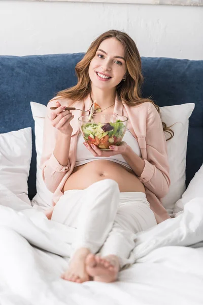 Feliz Mujer Embarazada Comiendo Ensalada Cama —  Fotos de Stock