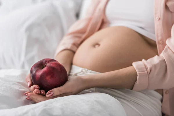 Vista Ritagliata Della Donna Incinta Con Mela Rossa — Foto Stock