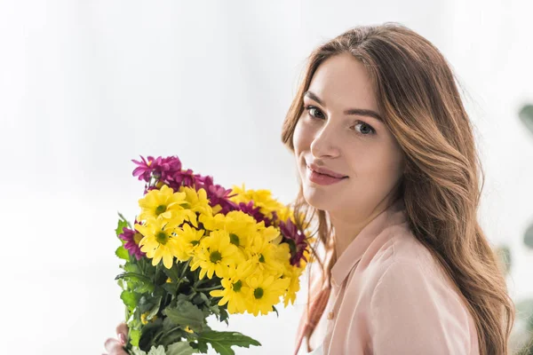 Attraktive Junge Frau Mit Blumen Blickt Die Kamera — Stockfoto