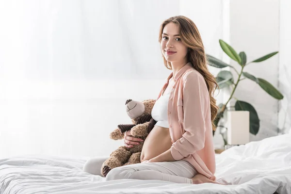 Charmante Zwangere Vrouw Zittend Bed Met Teddybeer — Stockfoto