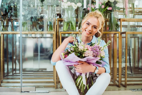 Belle Femme Souriante Tenant Bouquet Fleurs Tout Étant Assis Devant — Photo