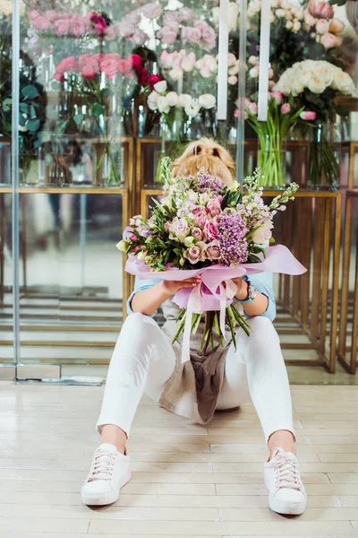 Yüz Önünde Çiçek Buketi Çiçekçi Dükkanı Yanında Otururken Tutan Kadın — Stok fotoğraf