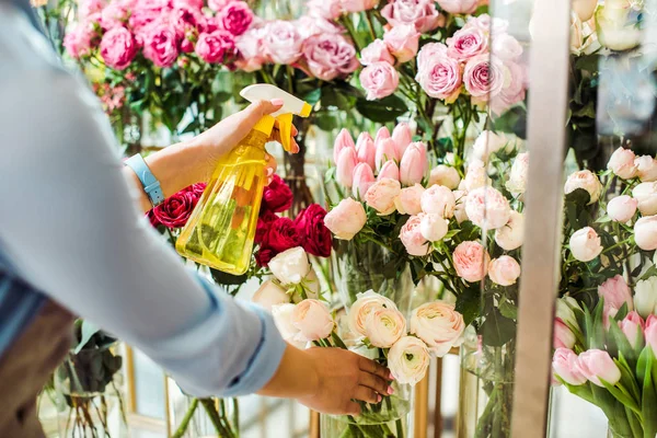 Vista Cortada Flores Floristas Femininas Pulverização Com Frasco Spray Loja — Fotografia de Stock