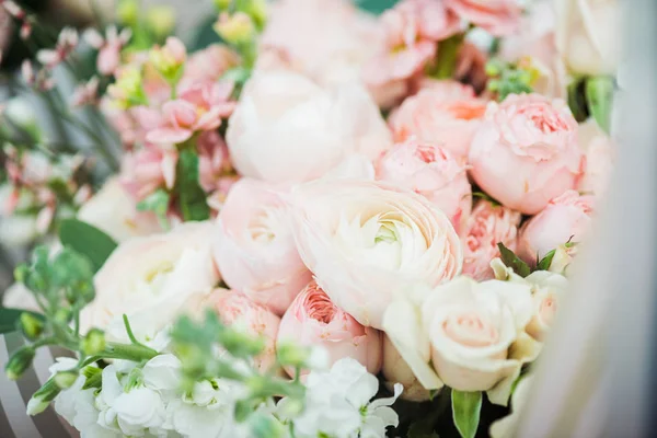 Вибірковий Фокус Свіжих Рожевих Троянд Букеті — стокове фото