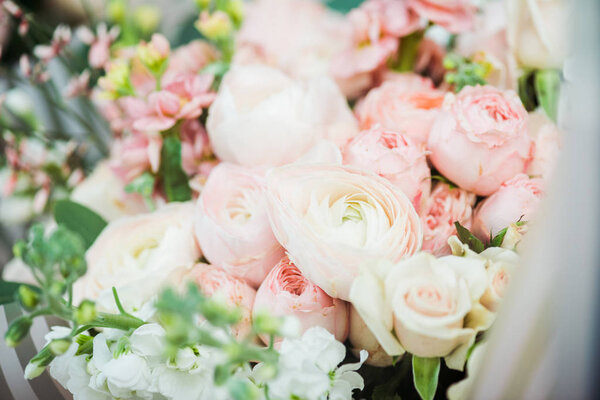 selective focus of fresh pink roses in bouquet