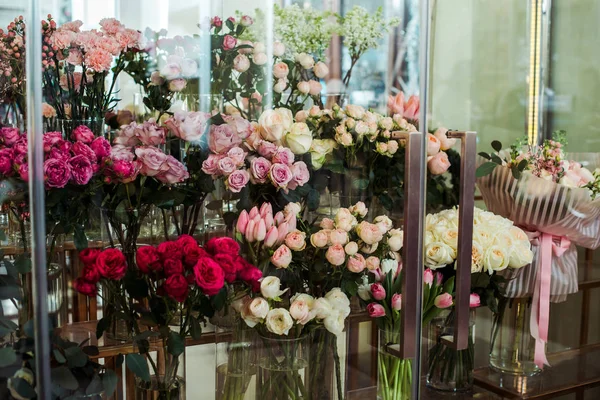 Varietà Fiori Freschi Colorati Nel Negozio Fiori — Foto Stock