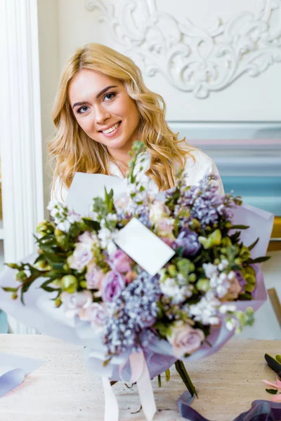 Selective Focus Beautiful Smiling Woman Flower Bouquet Roses Lilac Blank — Stock Photo, Image