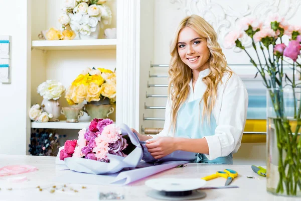 Beautiful Female Florist Looking Camera While Arranging Wrapping Bouquet Flower — Stock Photo, Image