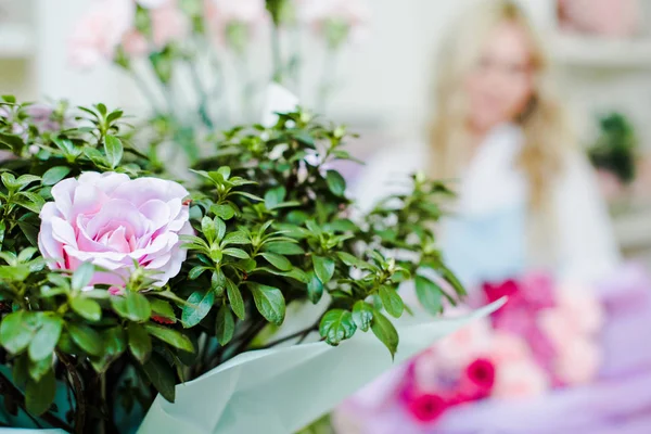 Вибірковий Фокус Зеленого Квіткового Букета Жінкою Фоні — стокове фото