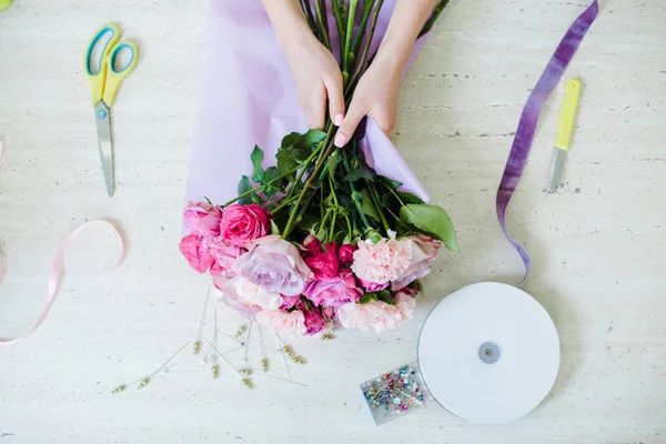 장미와 테이블에 카네이션 꽃다발을 꽃집의 — 스톡 사진
