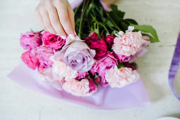 Vista Ritagliata Fiorista Femminile Organizzare Bouquet Con Rose Rosa Garofani — Foto Stock