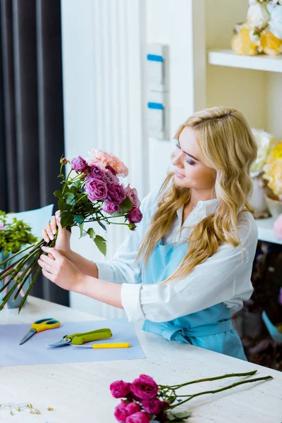 Hermosa Florista Femenina Arreglando Ramo Tienda Flores — Foto de Stock