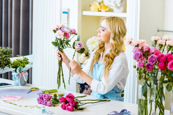 Schöne Blumenhändlerin Schürze Arrangiert Strauß Mit Rosen Blumenladen — Stockfoto