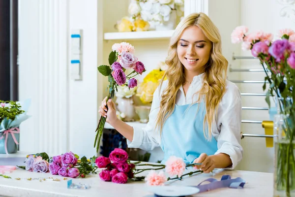 Çekici Kadın Çiçekçi Çiçek Dükkanında Güllü Buket Düzenlenmesi Önlük — Stok fotoğraf