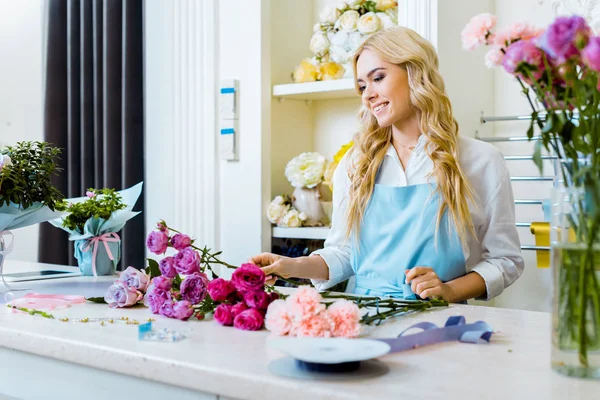 Красивая Счастливая Флористка Фартуке Раскладывающая Букет Розами Цветочном Магазине — стоковое фото