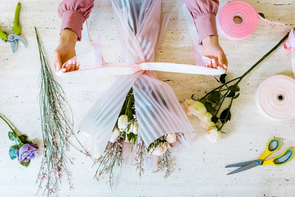 Vista Superior Del Ramo Flores Femeninas Con Tulipanes Rosas Mesa — Foto de Stock