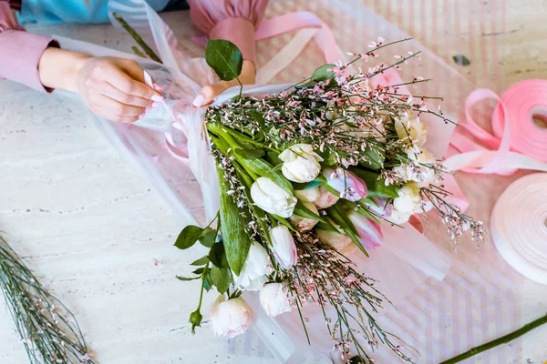 Ansicht Von Oben Blumenhändlerin Arrangiert Strauß Mit Tulpen Und Rosen — Stockfoto