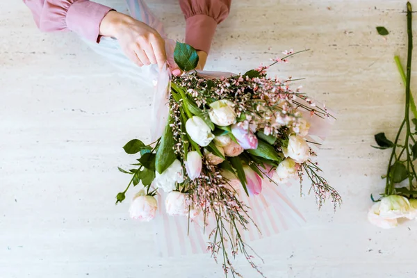 Kadın Çiçekçi Beyaz Laleler Masada Gül Buket Düzenlenmesi Üstten Görünüm — Stok fotoğraf