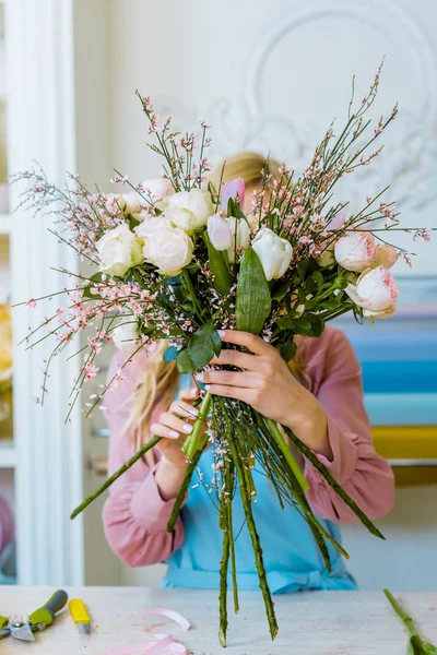 Florista Femenina Sosteniendo Ramo Con Rosas Blancas Frente Cara Tienda — Foto de Stock