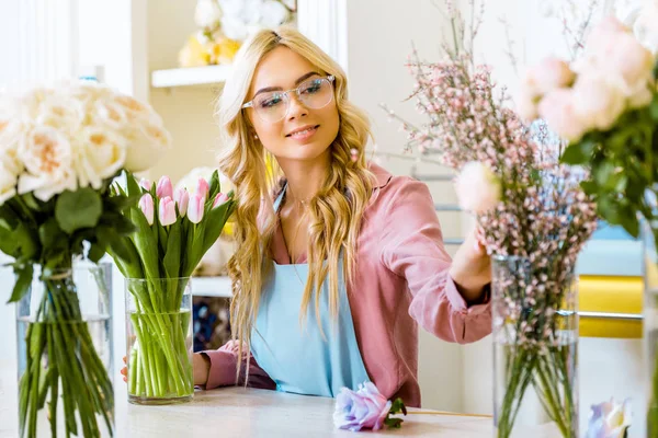 Vackra Kvinnliga Florist Med Blommor Buketter Blomsteraffär — Stockfoto