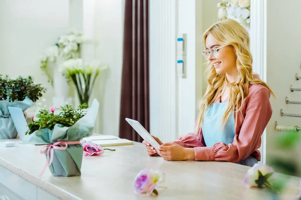 Beautiful Smiling Female Flower Shop Owner Glasses Using Digital Tablet — Stock Photo, Image