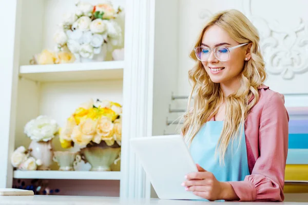 Selektivt Fokus Vakker Kvinnelig Blomsterbutikk Briller Ved Hjelp Digital Nettbrett – stockfoto