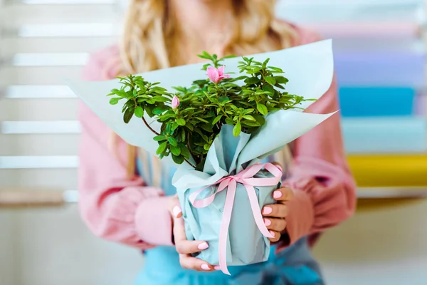 Cropped View Woman Holding Flower Bouquet Wrapping Paper Pink Ribbon — Stock Photo, Image