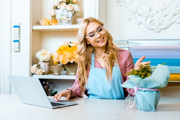 Schöne Glückliche Floristin Gläsern Sitzt Mit Blumenstrauß Computer Schreibtisch Blumenladen — Stockfoto