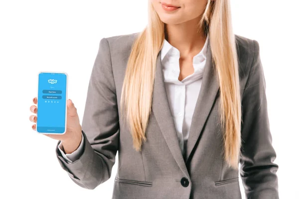 Bijgesneden Weergave Van Zakenvrouw Toont Smartphone Met Skype App Geïsoleerd — Stockfoto