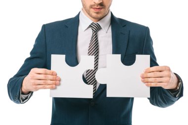 Beyaz, iş çözüm kavramı izole puzzle parçaları tutan işadamı kırpılmış görünümü