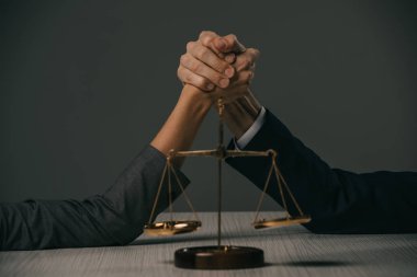 iş adamı ve iş kadını kol wretsling Grey adaletin terazisi ile kısmi görünümü ahşap tablo