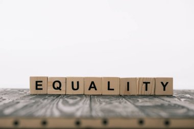 alfabe bloklar üzerinde beyaz ahşap masa üzerinde yapılan eşitlik kelime