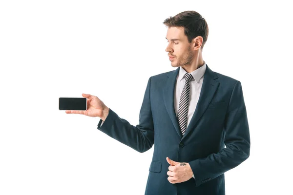Zakenman Presenteert Smartphone Met Leeg Scherm Geïsoleerd Wit — Stockfoto