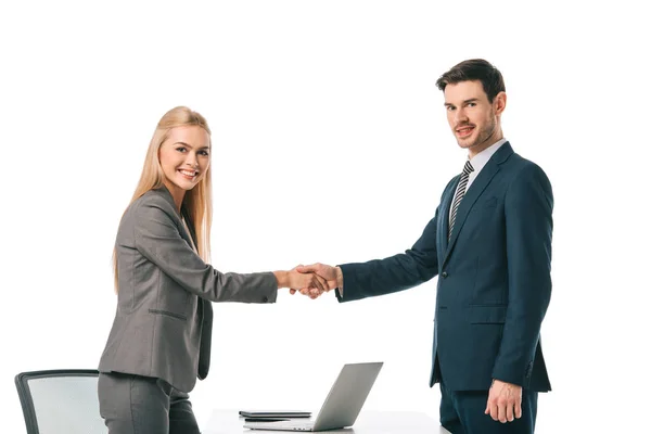 业务同事握手在工作场所与笔记本电脑 隔离在白色 — 图库照片
