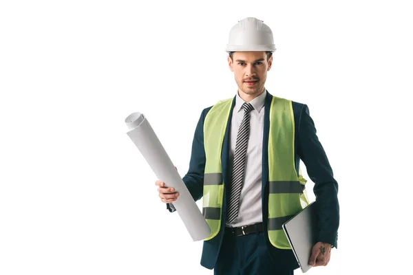 英俊的男性建筑师在头盔和安全背心举行蓝图和笔记本电脑 孤立在白色 — 图库照片