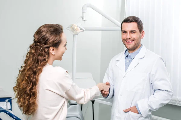 Smiling Dentist Standing Hand Pocket Shaking Hands Female Patient — Stock Photo, Image