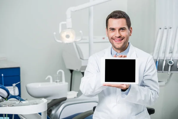 Fröhlicher Zahnarzt Weißen Kittel Mit Digitalem Tablet Mit Leerem Bildschirm — Stockfoto