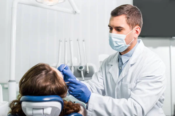 Zahnarzt Maske Arbeitet Mit Frau Latexhandschuhen Zahnklinik — Stockfoto