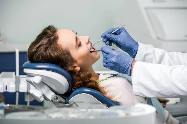 在牙科诊所检查妇女牙齿的乳胶手套牙医的裁剪视图 — 图库照片
