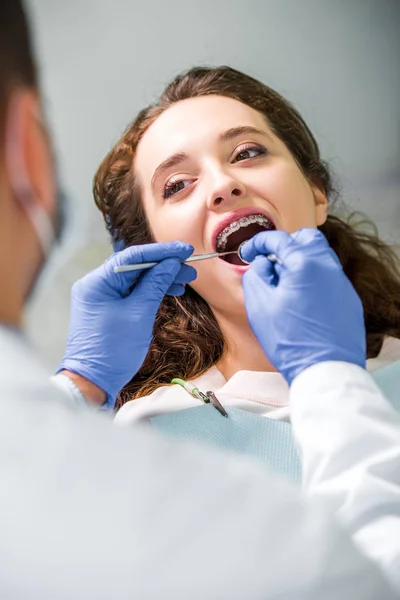 Foco Seletivo Mulher Atraente Aparelho Durante Exame Dentes Perto Dentista — Fotografia de Stock