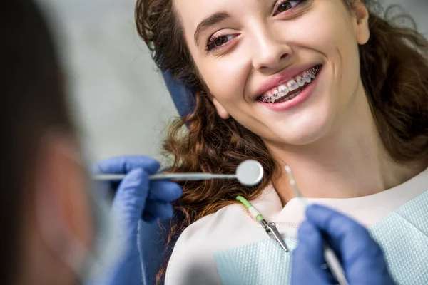 Close Mulher Alegre Aparelho Durante Exame Dentes Perto Dentista — Fotografia de Stock