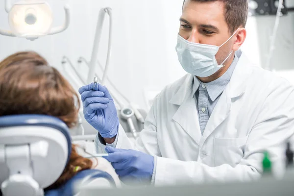Επιλεκτική Εστίαση Του Οδοντιάτρου Στη Μάσκα Εξέταση Θηλυκός Ασθενής — Φωτογραφία Αρχείου